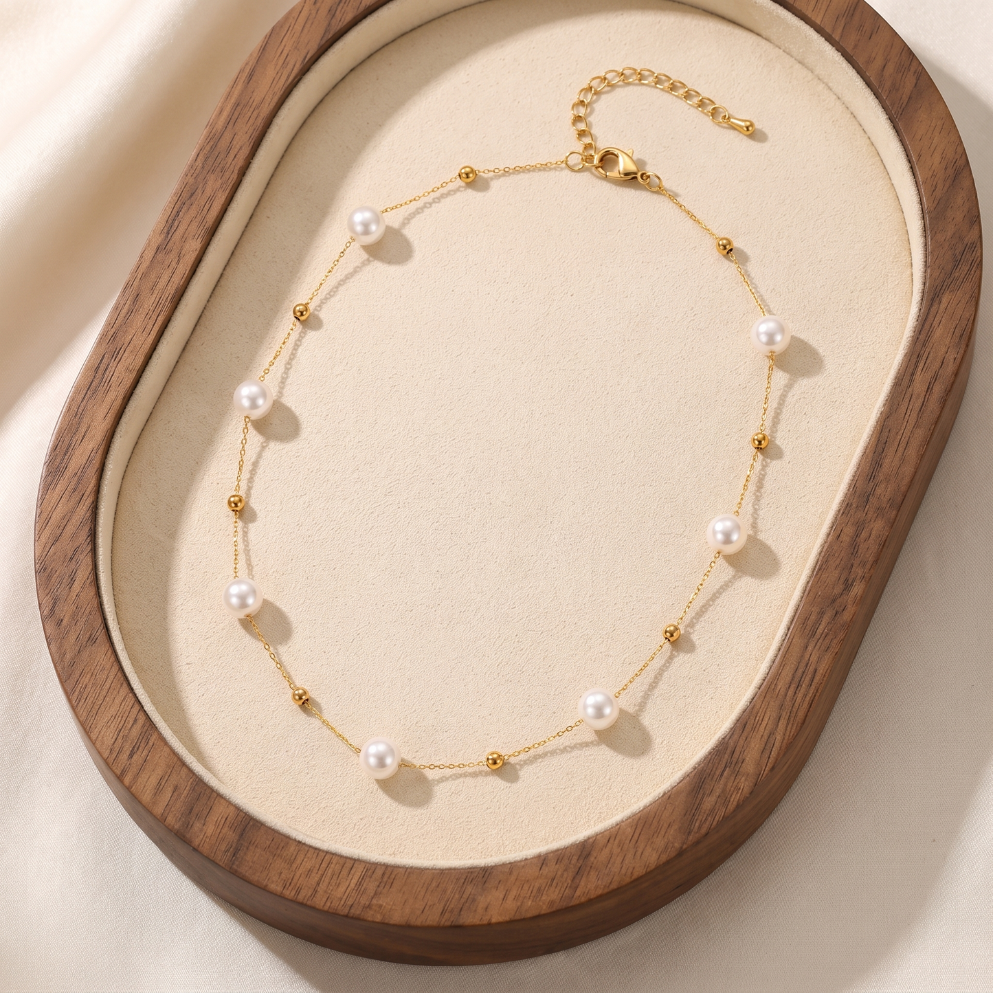 Full length of the pearl chain necklace with clasp