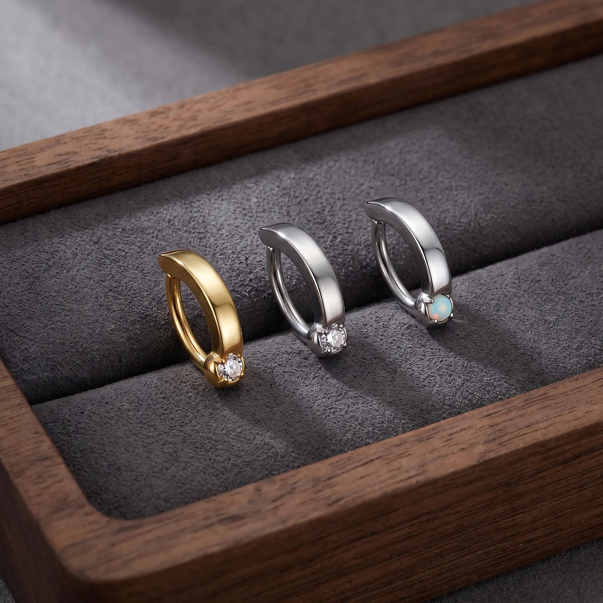 Belly rings in gold, silver and opal variants