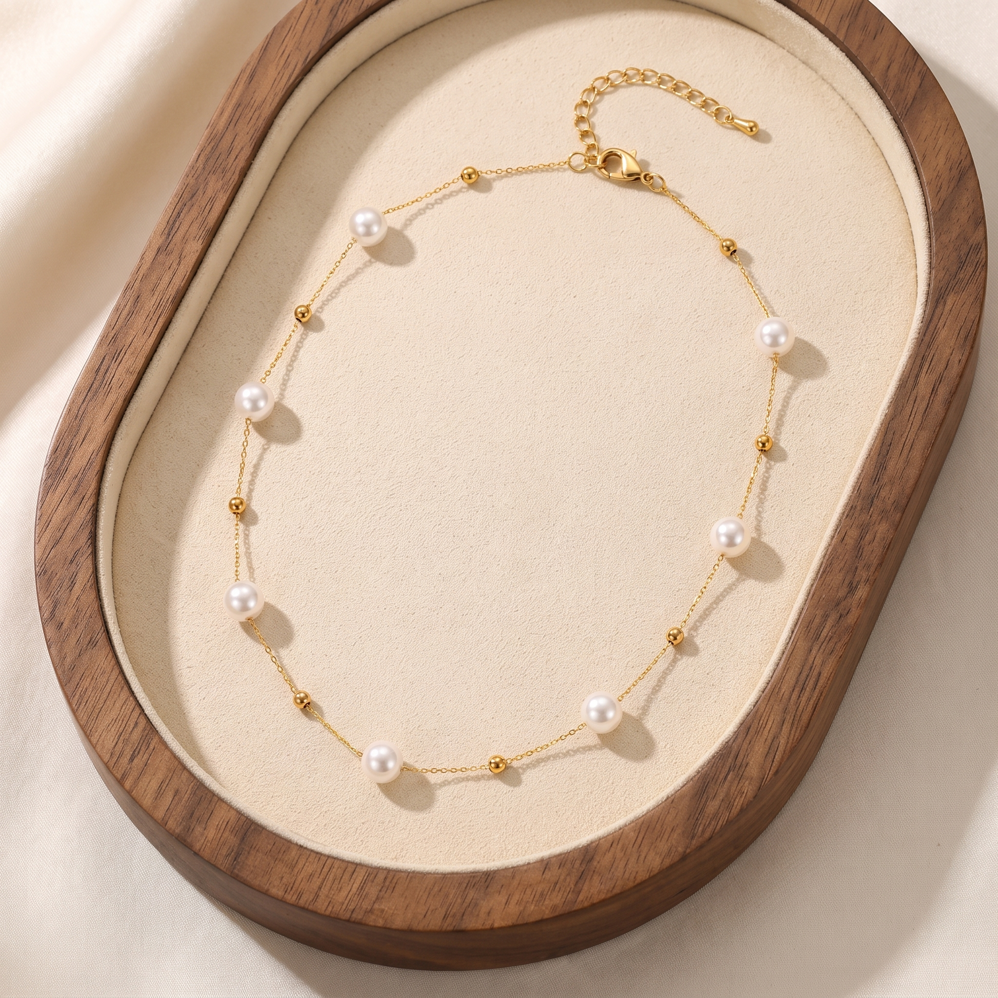 Full length of the pearl chain necklace with clasp