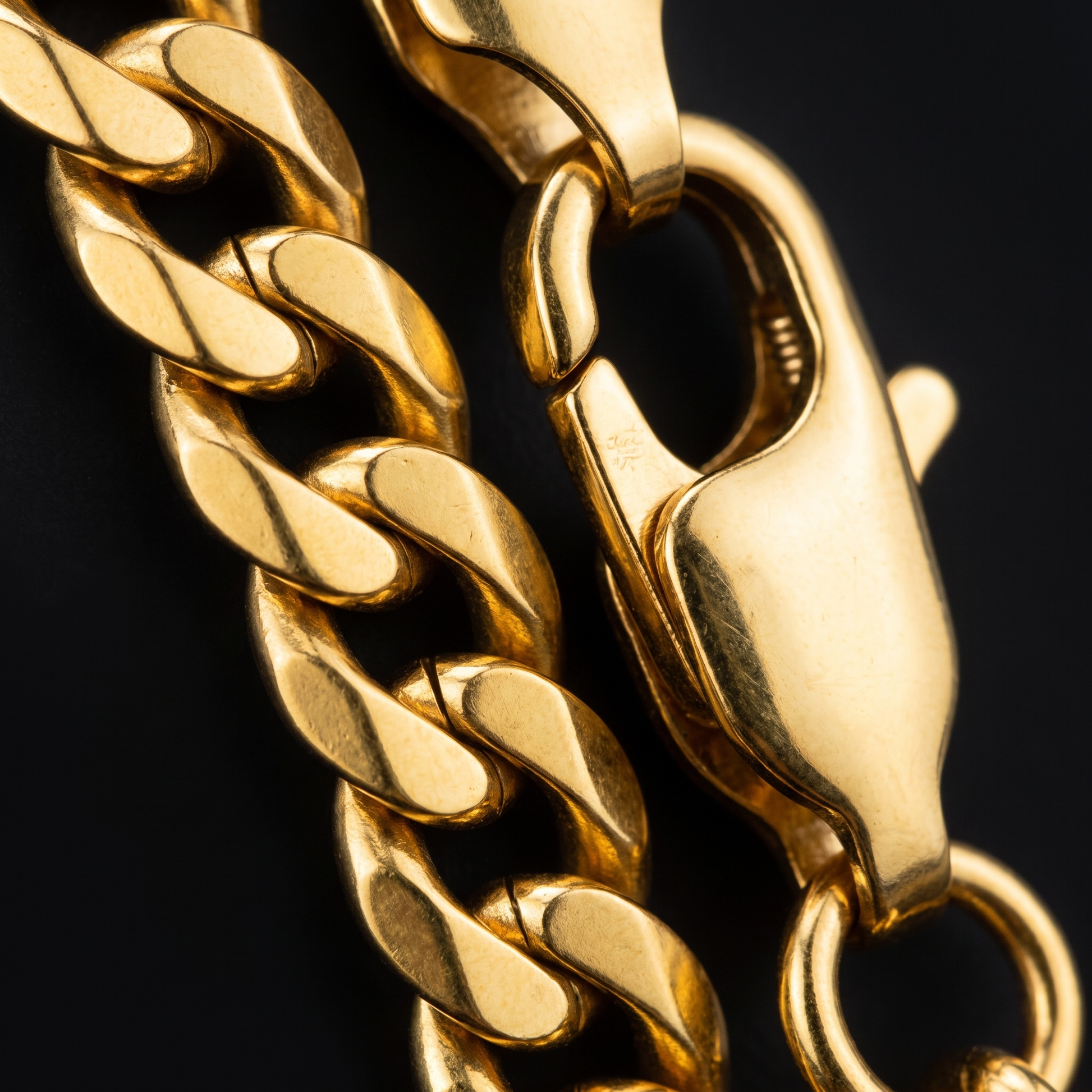 Close-up of the curb links and lobster clasp