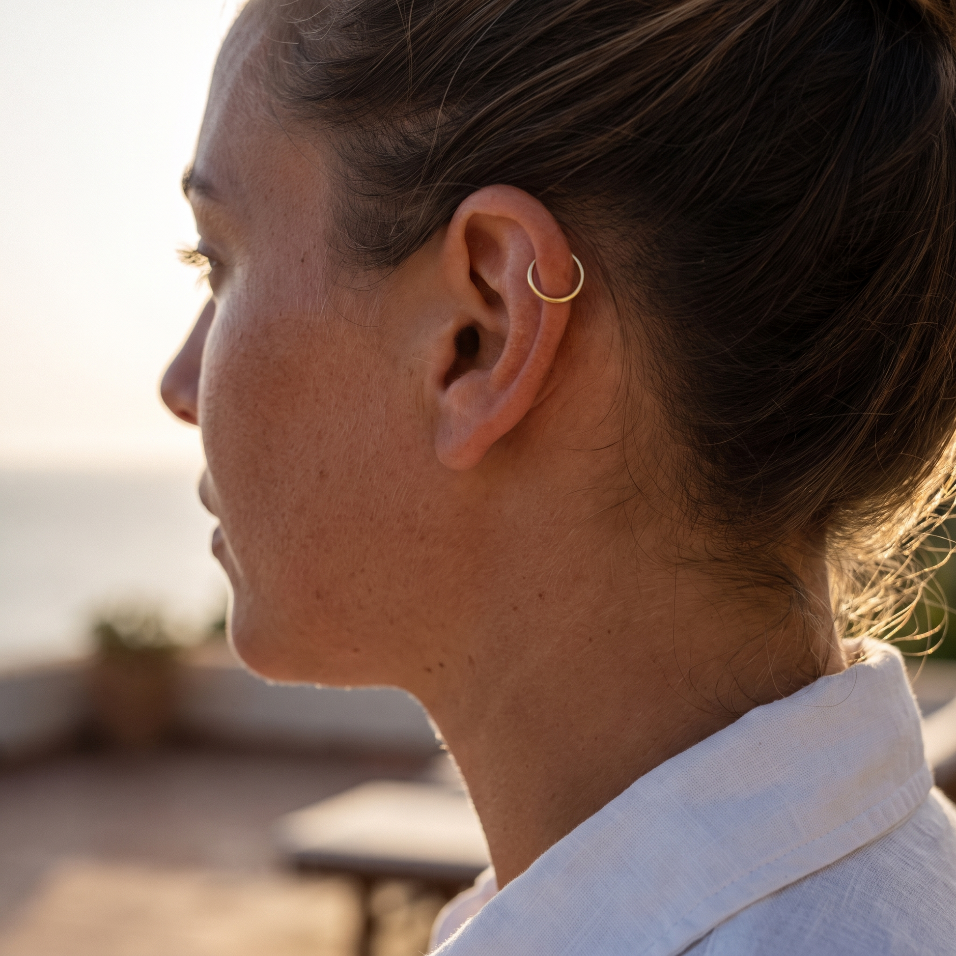 Seamless hoop worn in the ear cartilage