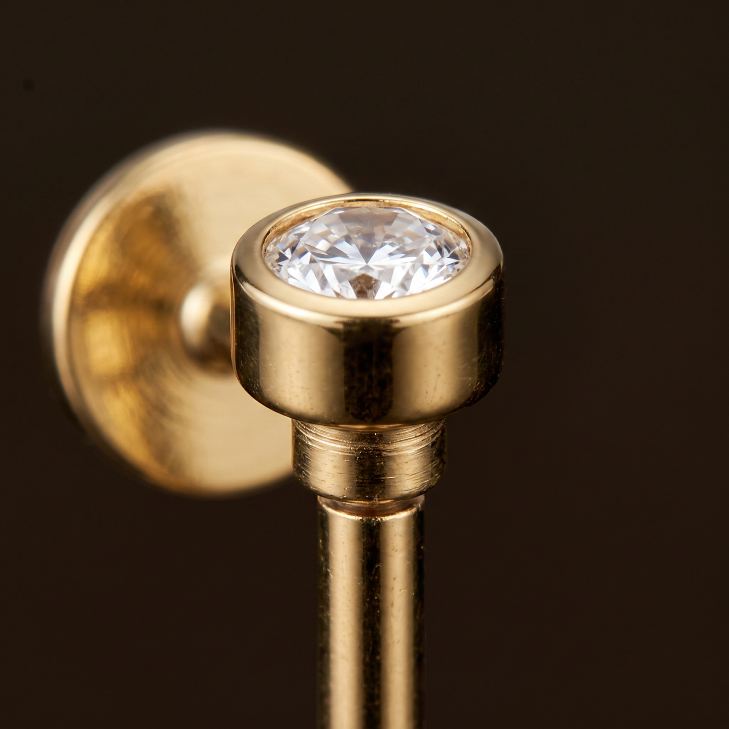 Close-up of the bezel setting and flat disc back