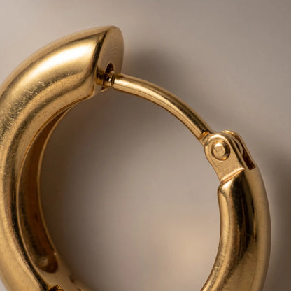Close-up of huggie hinge