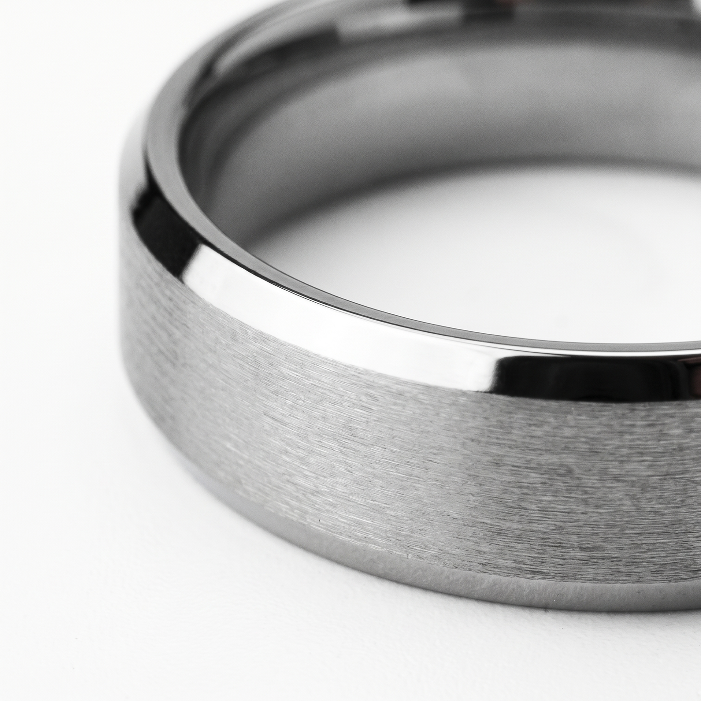 Close-up of brushed center and polished edges