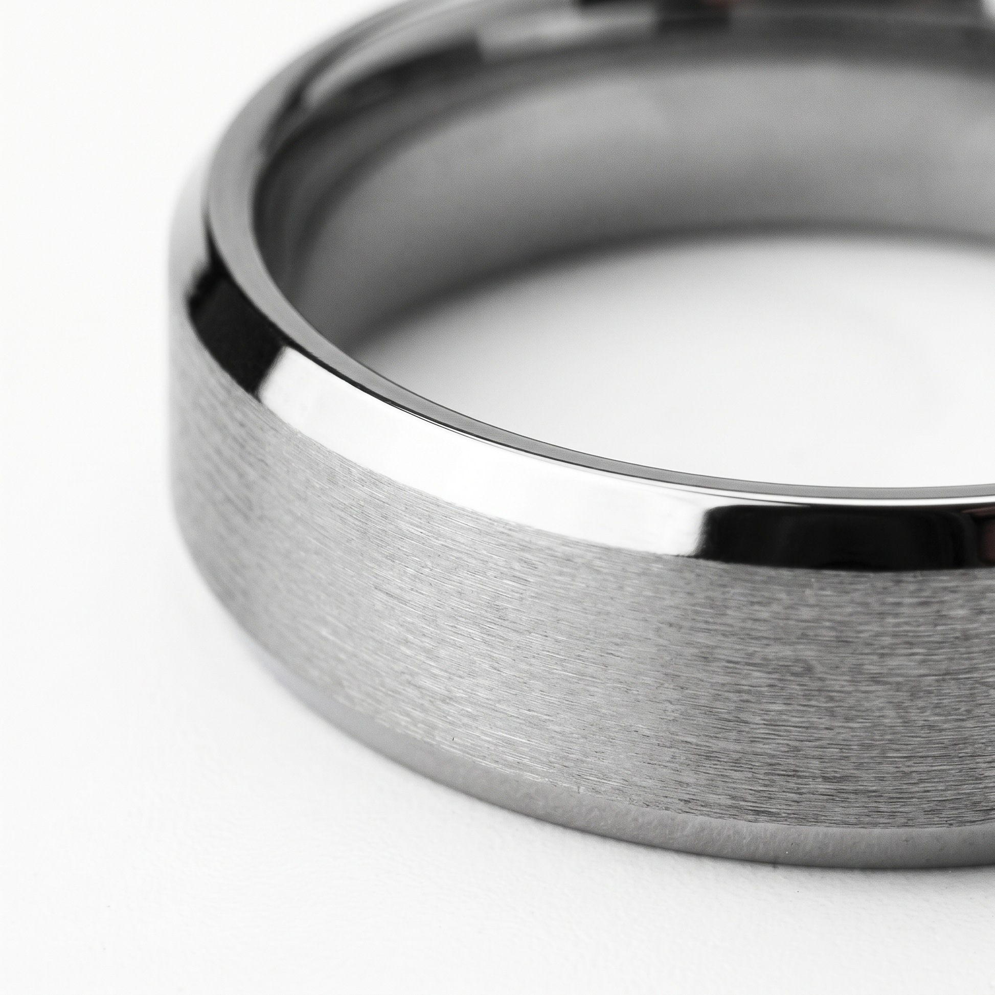 Close-up of brushed center and polished edges
