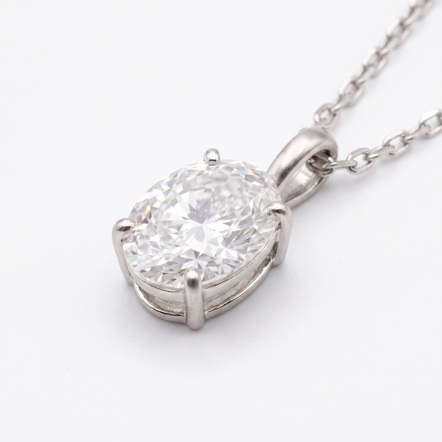 Close-up of prong setting and bail