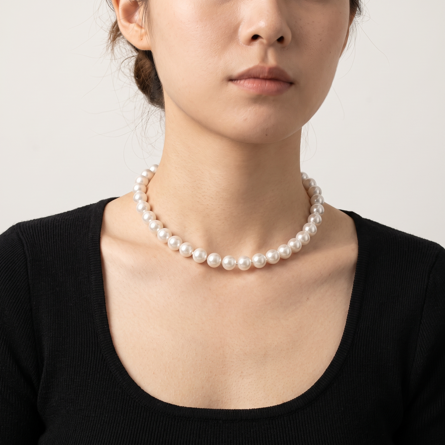 Pearl short chain choker worn, front view