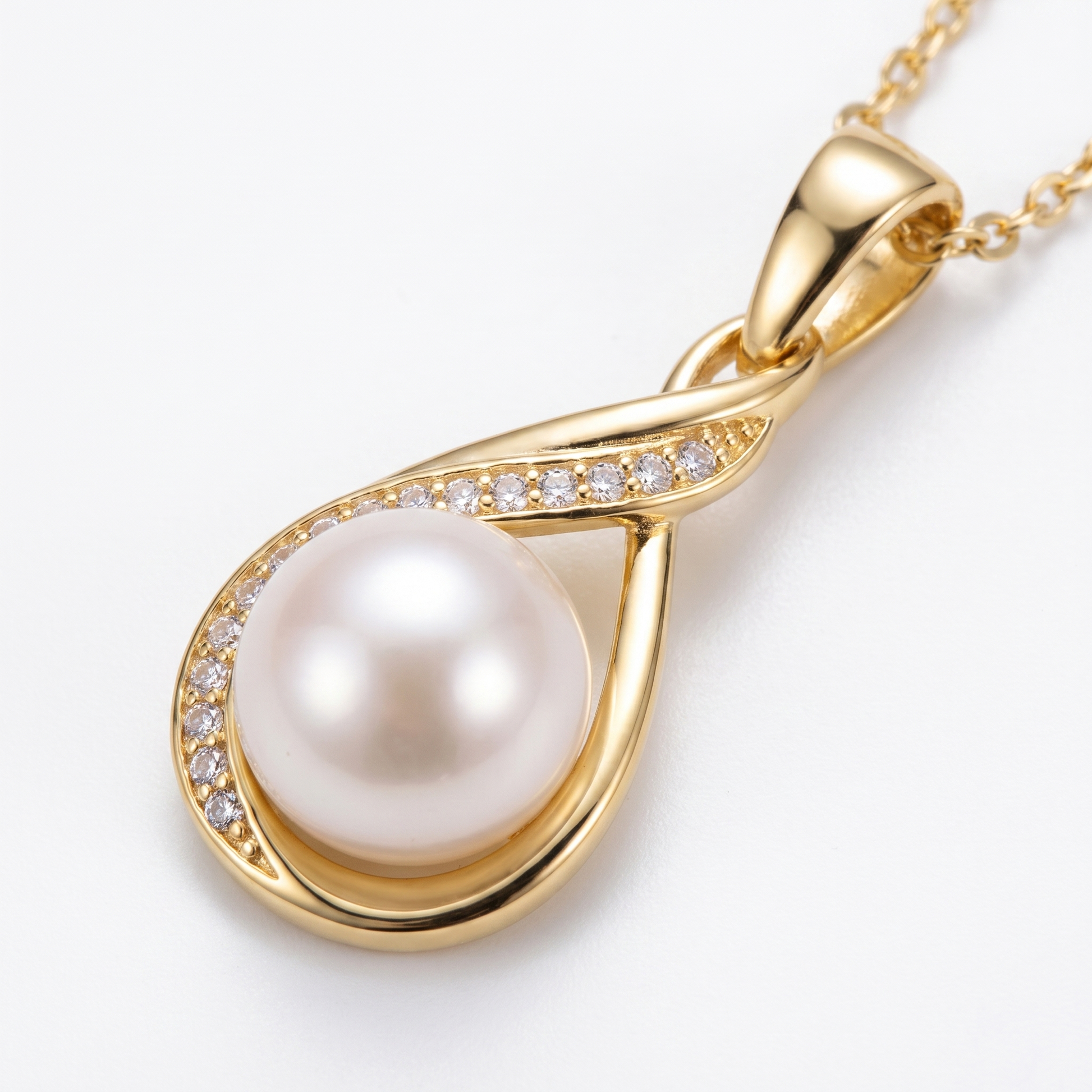 Close-up of infinity setting and pearl