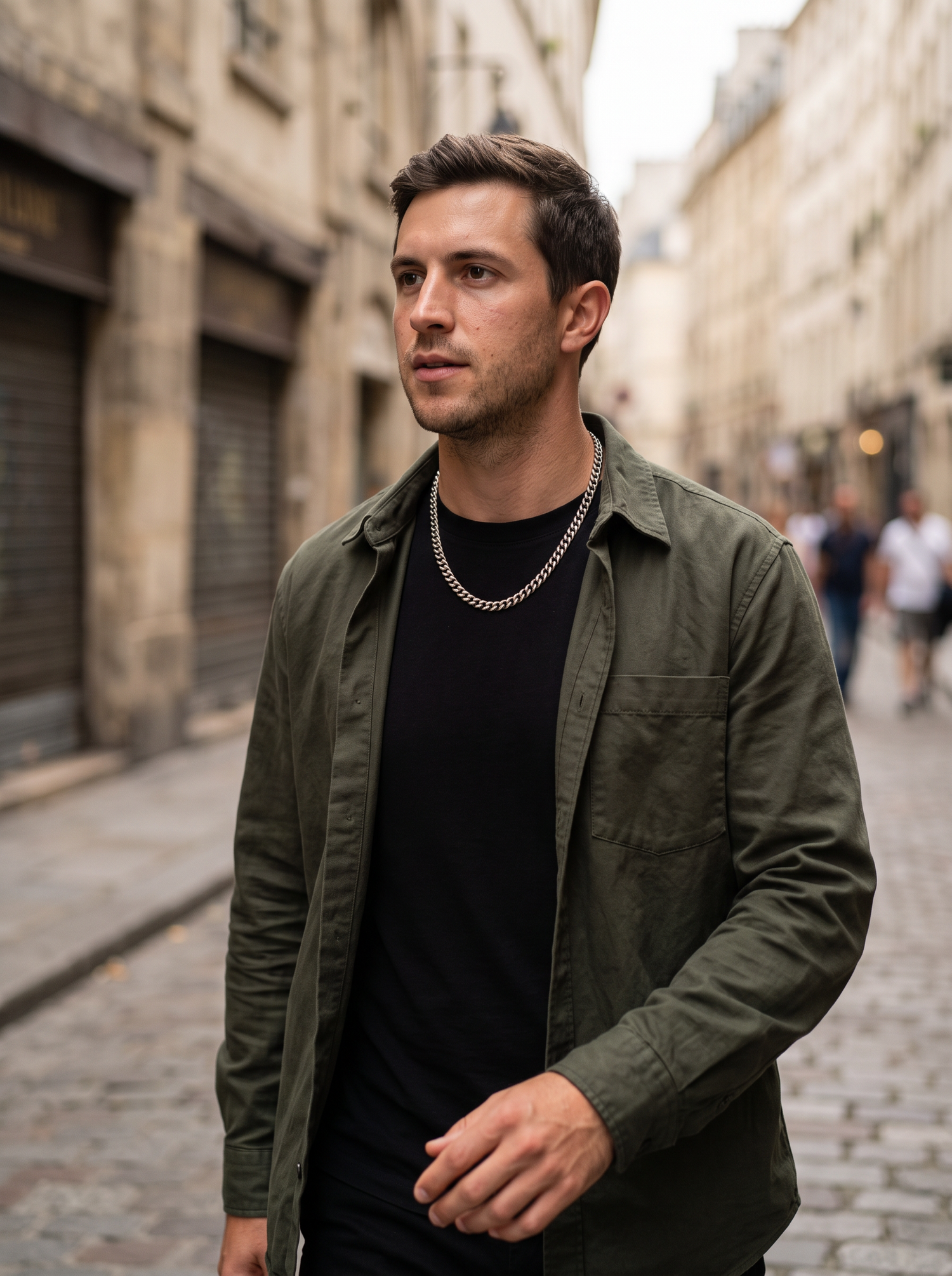 Aurelle Cuban curb chain worn on a city street