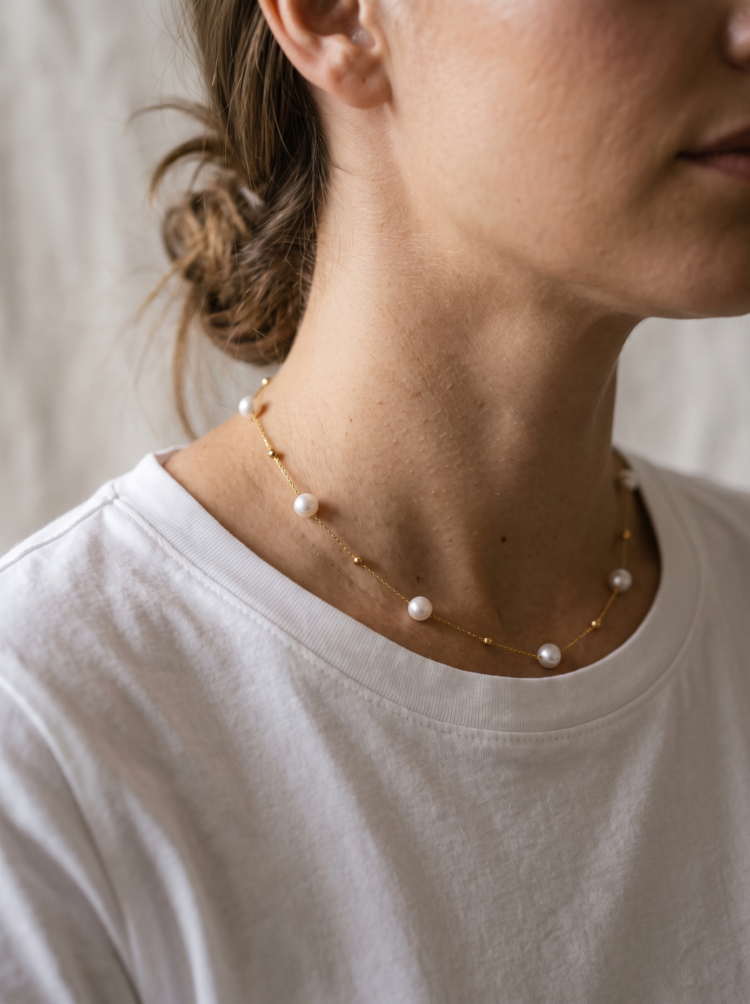 Aurelle pearl pendant necklace close detail