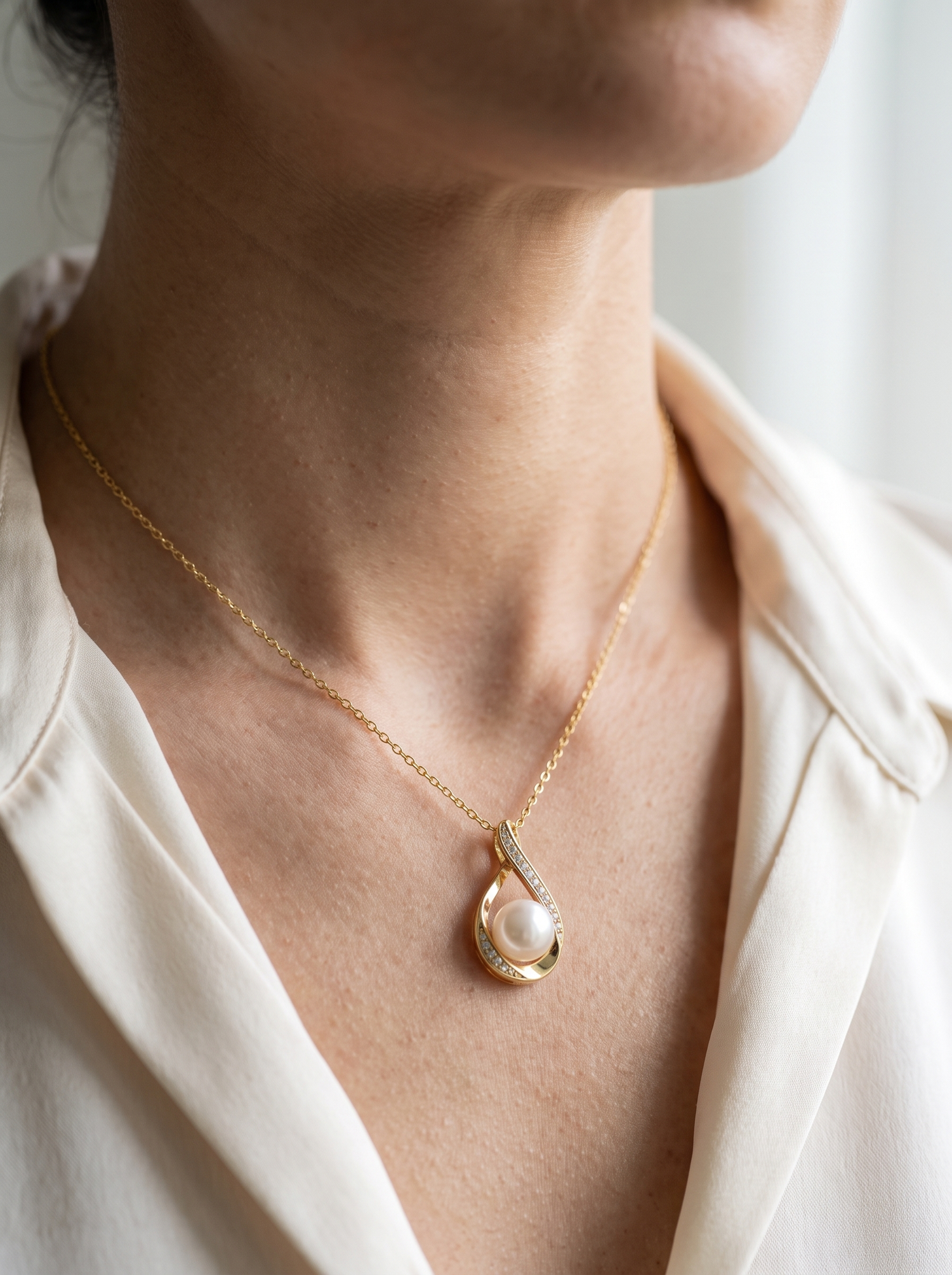 Aurelle pearl infinity necklace close detail