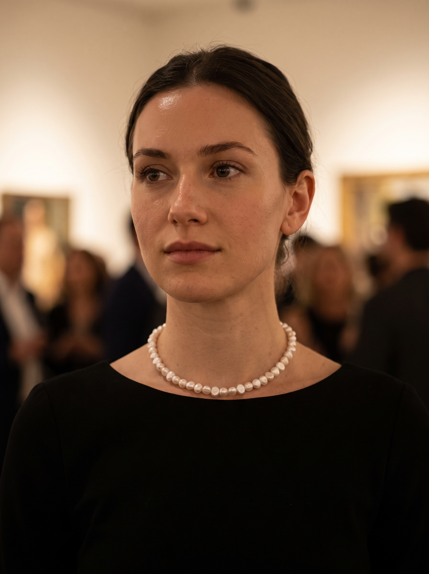 Aurelle baroque pearl choker at an evening event