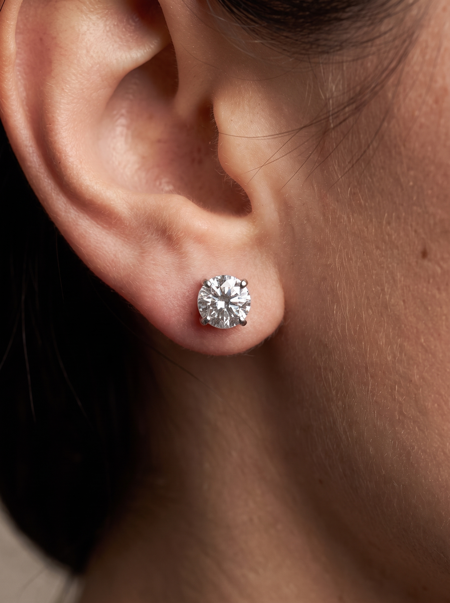 Aurelle magnetic stud on an unpierced lobe